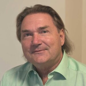 Portrait von Alfred Steinke in seiner Praxis