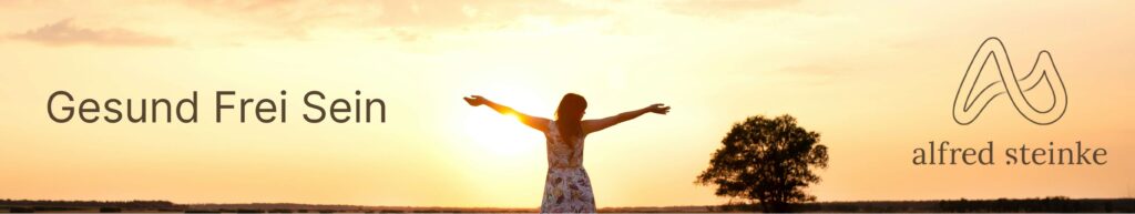 Frau mit ausgebreiteten Armen im Sonnenuntergang auf einem Feld – Symbol für Gesund Frei Sein